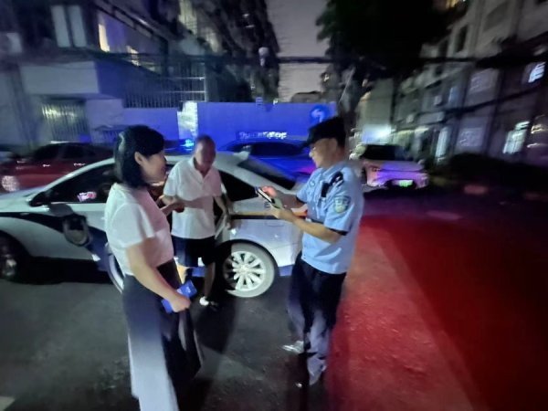股票专业配资 暖心！八旬老人高温夜迷路，静安民警买水护送平安归家